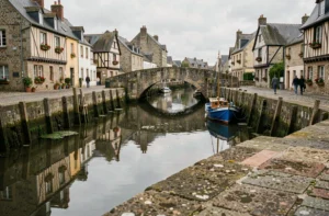 Le port médiéval de Saint-Goustan à Auray avec ses maisons à colombages et son pont de pierre reflétés dans la rivière