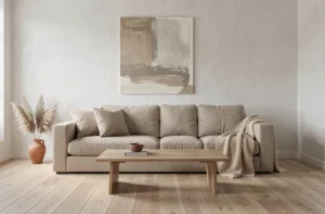 Salon moderne de style scandinave avec canapé en lin, table basse en chêne et décoration épurée dans des tons neutres chauds