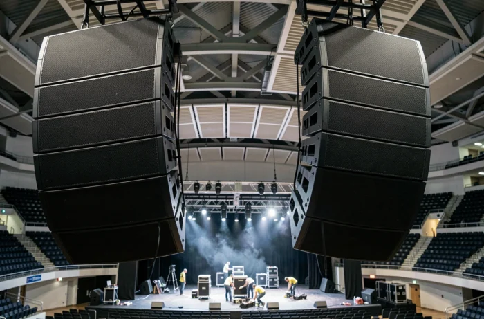 Système de sonorisation professionnel suspendu au plafond de Bercy Arena, barrettes de haut-parleurs line-array pour un son optimal en salle
